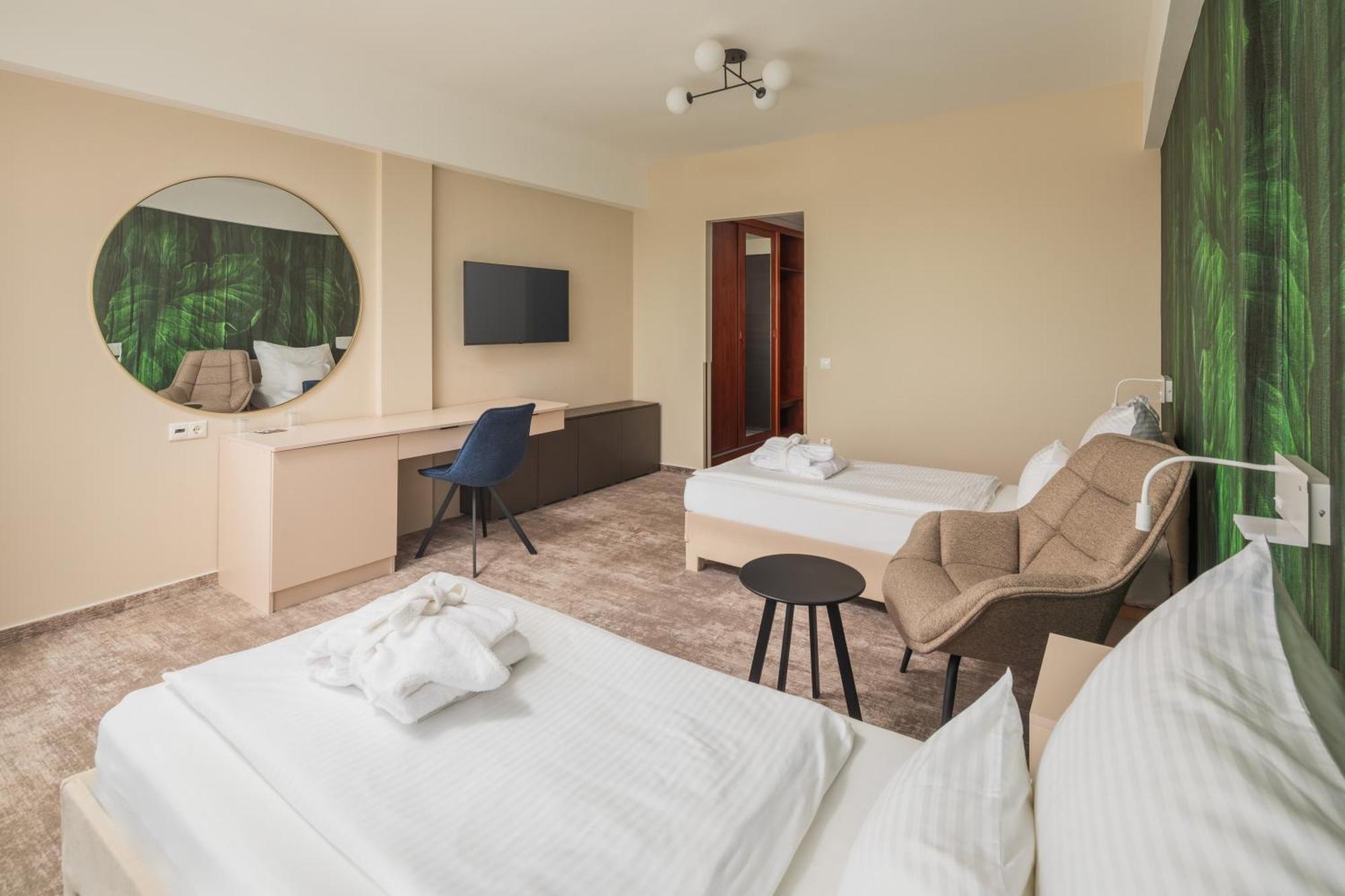 Hotel Atlantis Wellness & Conference Hajdúszoboszló Екстериор снимка