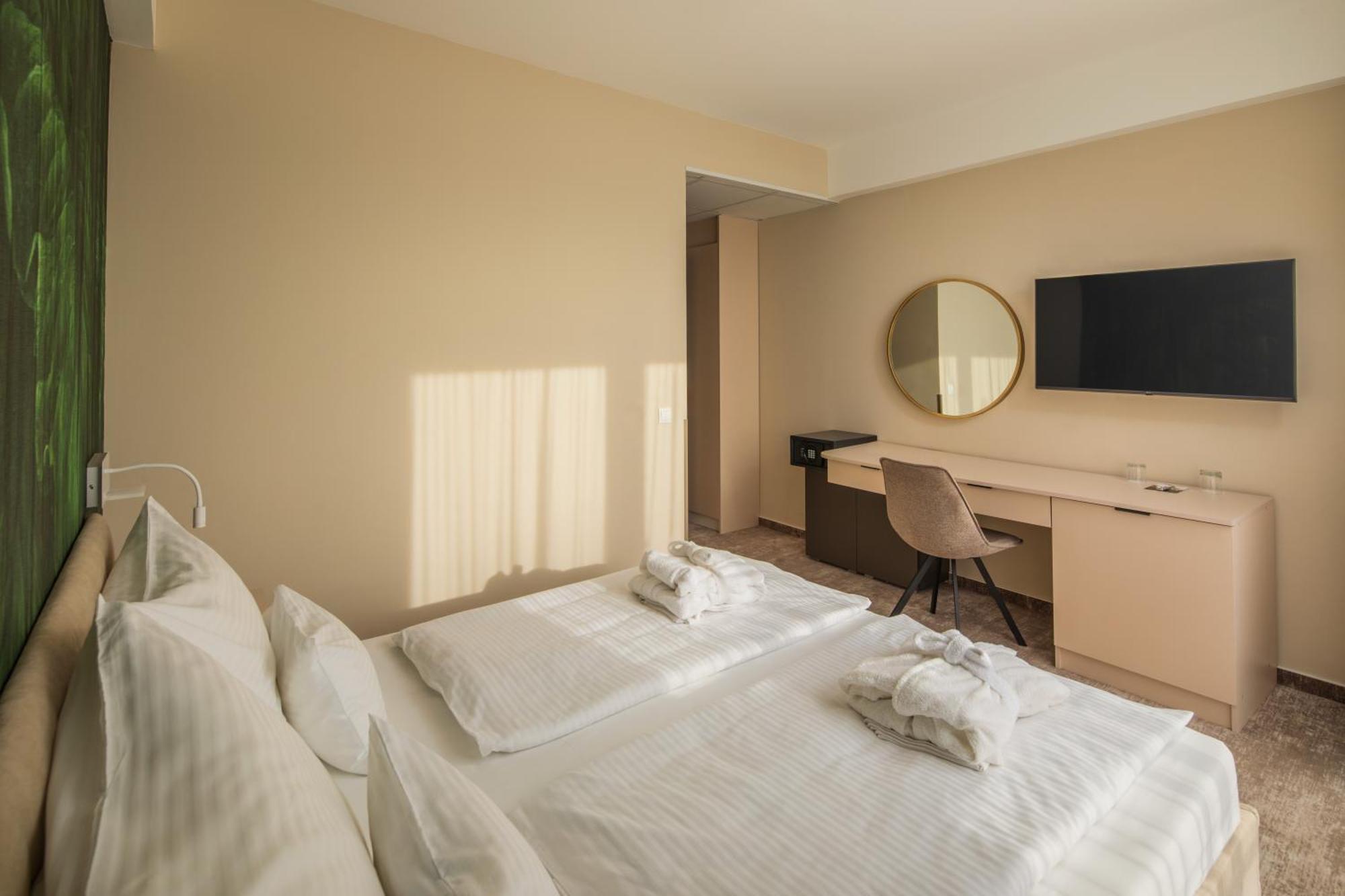 Hotel Atlantis Wellness & Conference Hajdúszoboszló Екстериор снимка