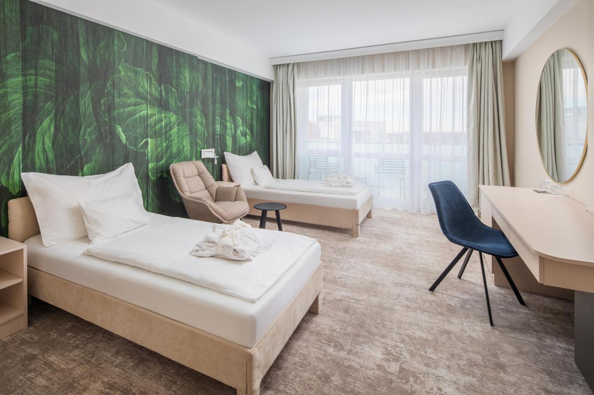 Hotel Atlantis Wellness & Conference Hajdúszoboszló Екстериор снимка