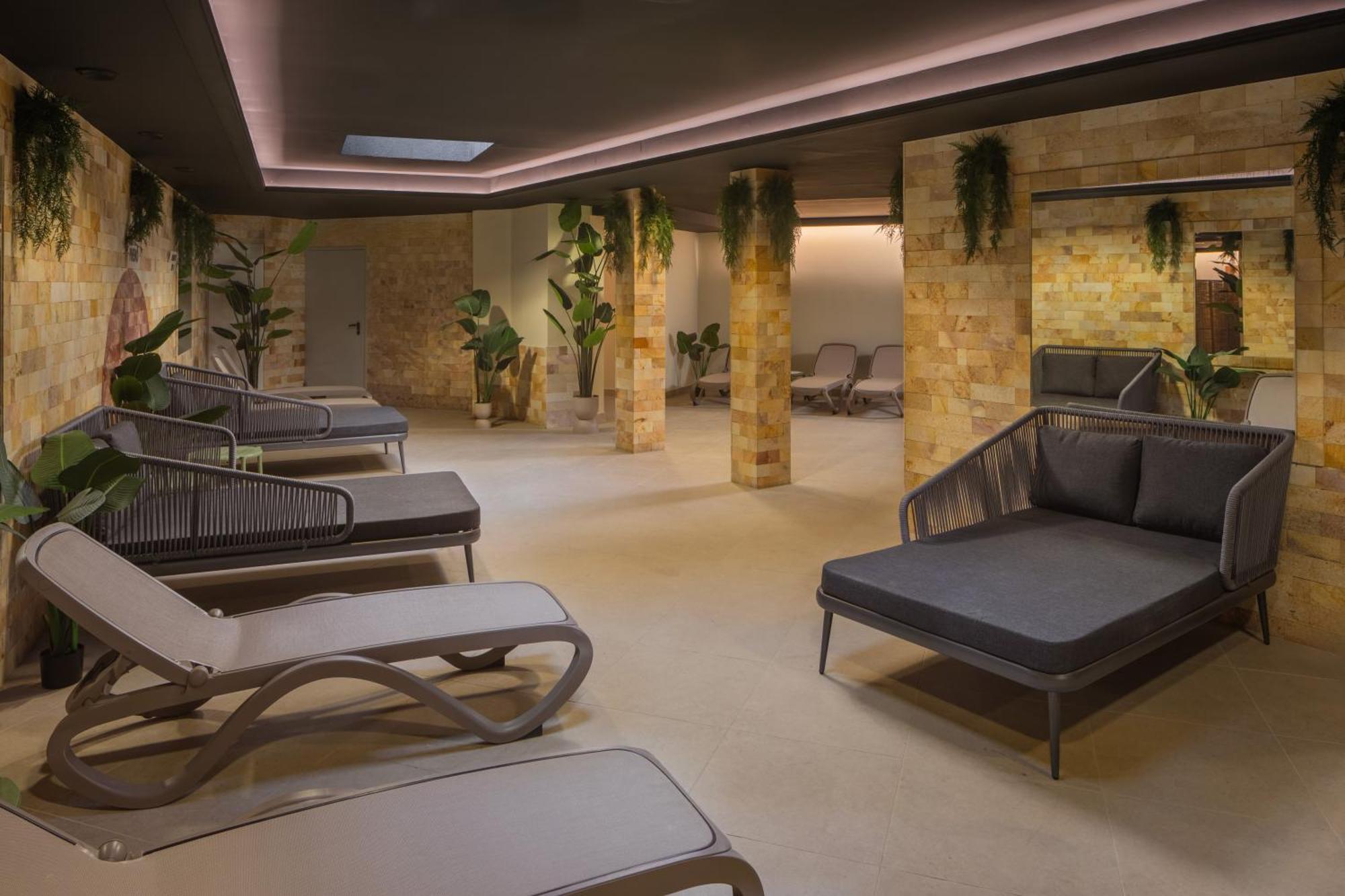 Hotel Atlantis Wellness & Conference Hajdúszoboszló Екстериор снимка
